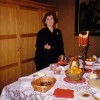 Anna Johannessen tilbúin með hlaðborð eftir bænastund í Dómkirkjunni nóvember 2003