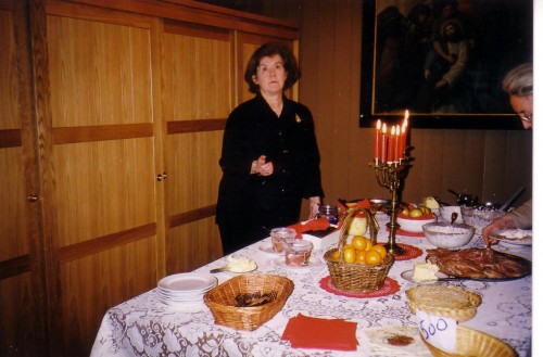 Anna Johannessen tilbúin með hlaðborð eftir bænastund í Dómkirkjunni nóvember 2003