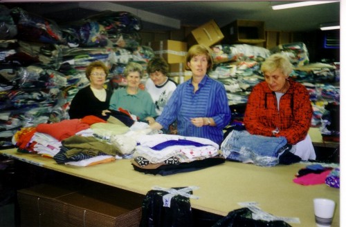 Bergþóra Jóhannsdóttir, Ásta Einarsdóttir, Guðrún Ólafsdóttir, Anna Jóhannessen og Jóna Kjartansdóttir vinna fyrir Hjálparstofnun irkjunnar 1997