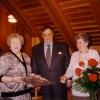 Bingókvöld 2996, Bergþóra Jóhannsdóttir afhendir verðlaun til Ástu Einarsdóttur og eiginmanns hennar