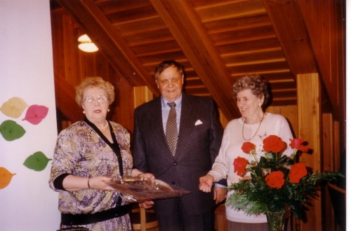 Bingókvöld 2996, Bergþóra Jóhannsdóttir afhendir verðlaun til Ástu Einarsdóttur og eiginmanns hennar