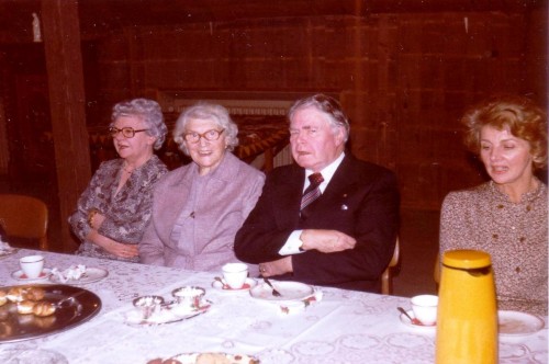 KKD á kirkjulofti 1976 Súsanna Brynjólfsdóttir, Elísabet Árnadóttir, sr. Óskar Þorláksson og Kolbrún Þórhallsdóttir