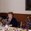 Páskaskraut á söluborði í safn.h. (Bastblóm í vösum)