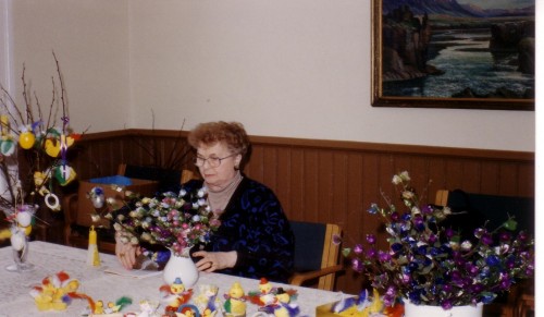 Páskaskraut á söluborði í safn.h. (Bastblóm í vösum)