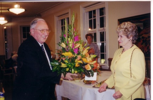 Sr. Andrés afhendir Ástu, formanni, blómakörfu í tilefni 70 ára afmælis KKD, sept. 2000