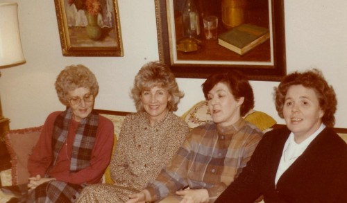 Stjórnin hittist á heimili Kolbrúnar 1983 Dagbjört Stephensen, Kolbrún Þórhallsdóttir, Anna Johannessen, Auður Garðarsdóttir